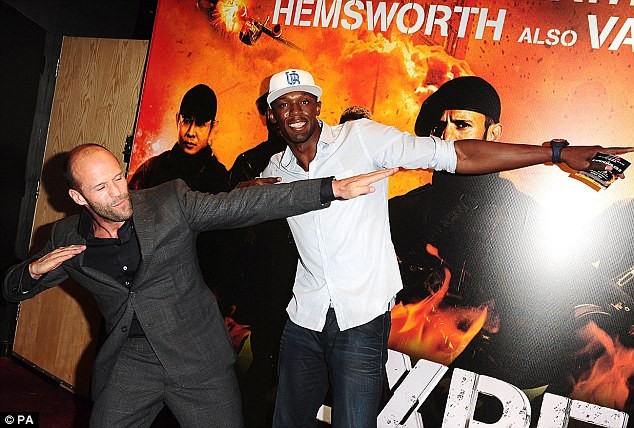 Usain Bolt tìm mọi cách để được chụp hình chung với ngôi sao phim hành động của Hollywood là Jason Statham, một trong những diễn viên của phim Biệt đội đánh thuê 2.